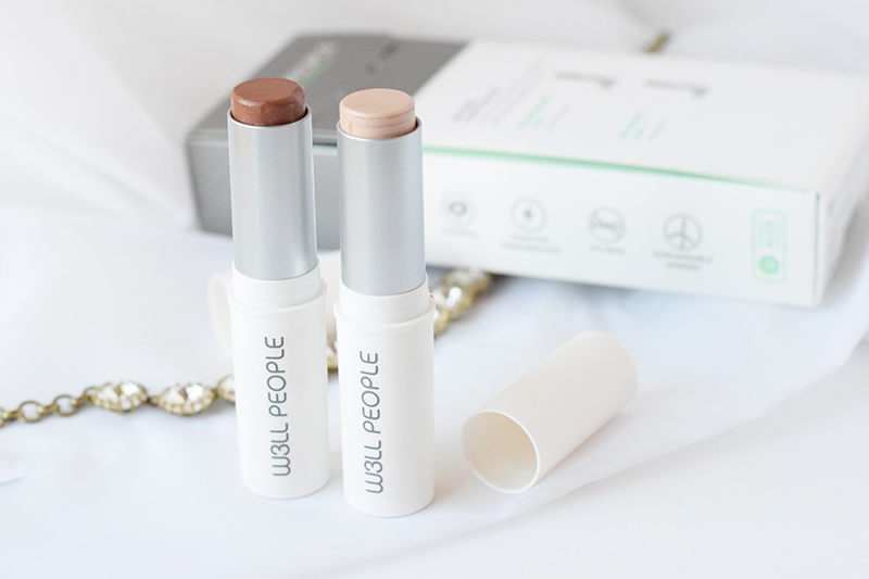 W3LL PEOPLE's Natural Contour Kit - products that are loaded with aloe, green tea and chamomile so that they treat you skin while you wear it. 